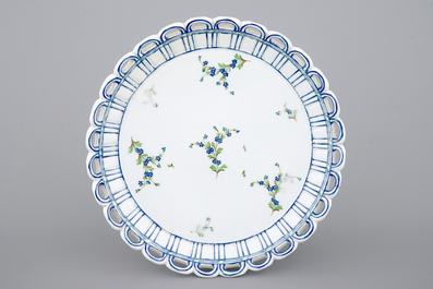 Une corbeille et son pr&eacute;sentoir en porcelaine de Niderviller, 18/19&egrave;me